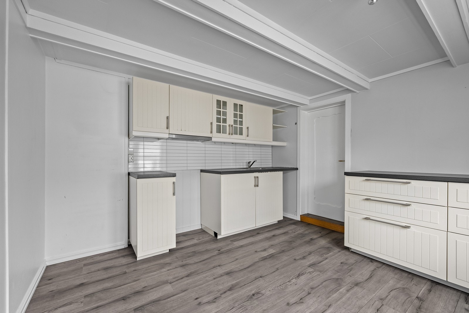 Praktisk innredning fra IKEA med plass til frittstående hvitevarer Galleribilde