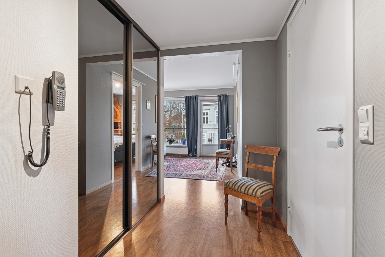 Gang med skyvedørsgarderobe med speilfronter Galleribilde