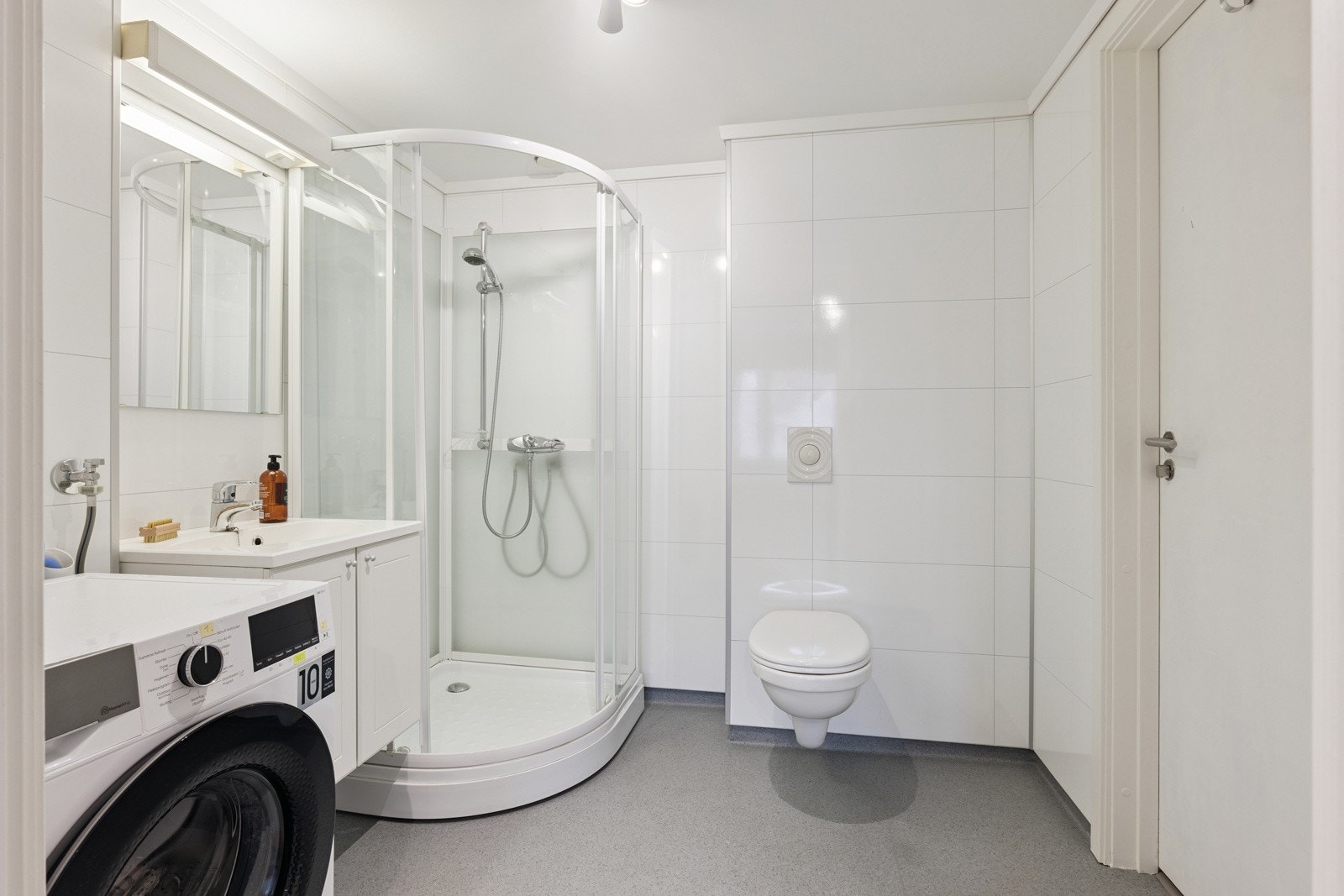 Bad med dusjkabinett fra 2023 Galleribilde