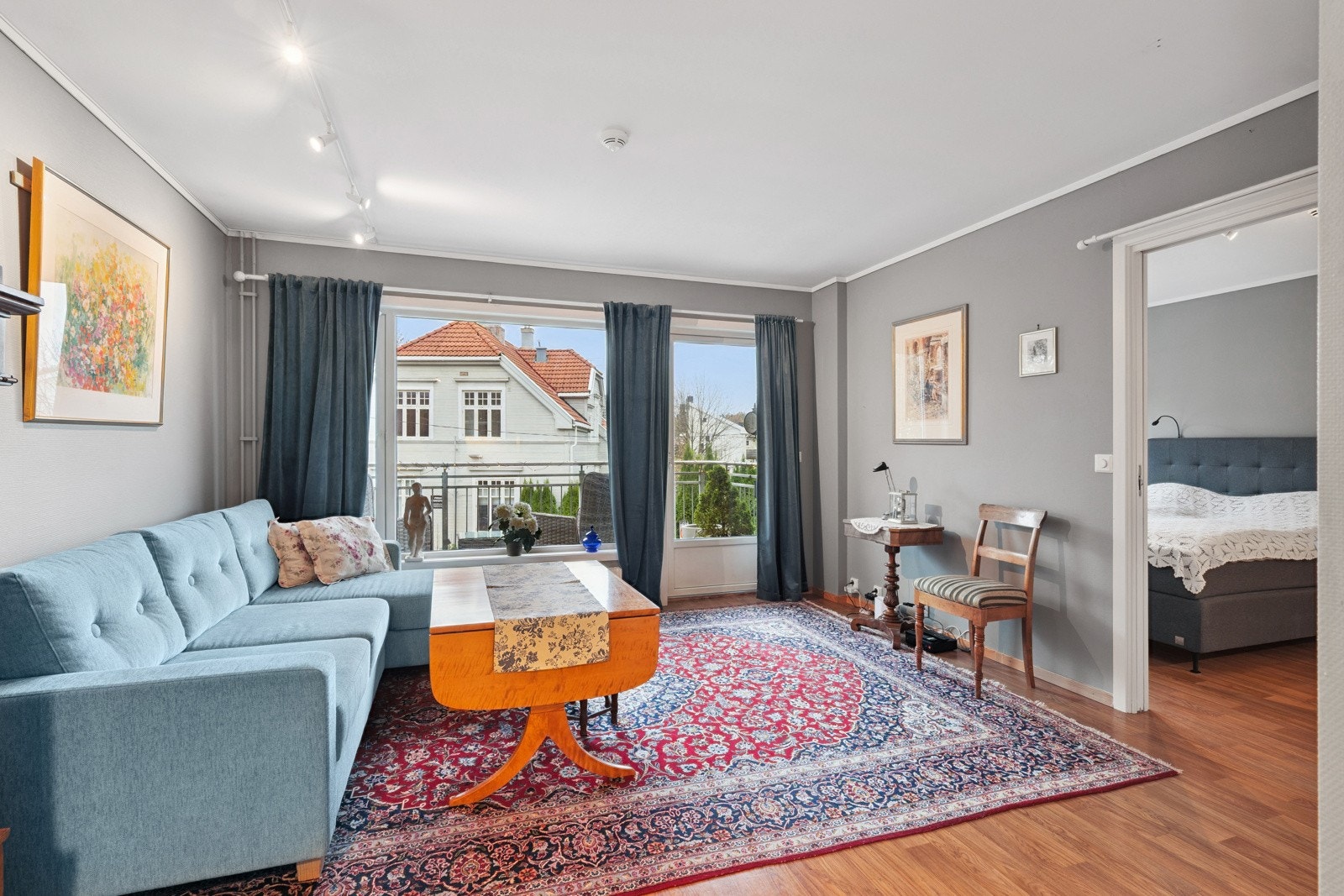 Stue med utgang til balkong vendt mot nord Galleribilde