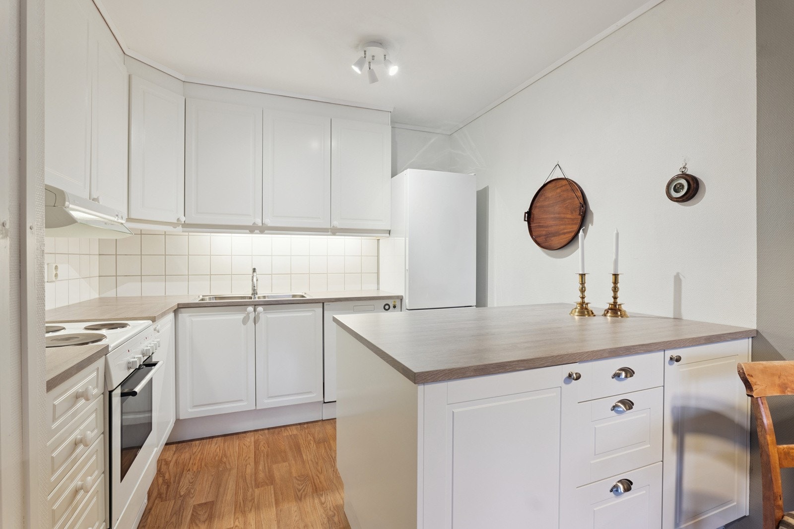 Kjøkken hvor komfyr og oppvaskmaskin medfølger Galleribilde