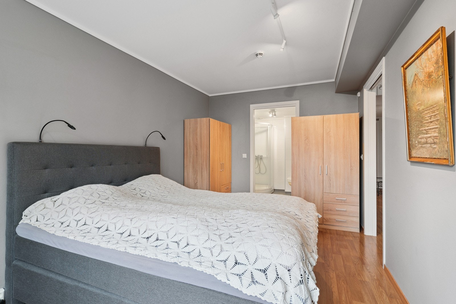 Nydelig soverom med direkte inngang til badet. Garderobeskap Galleribilde