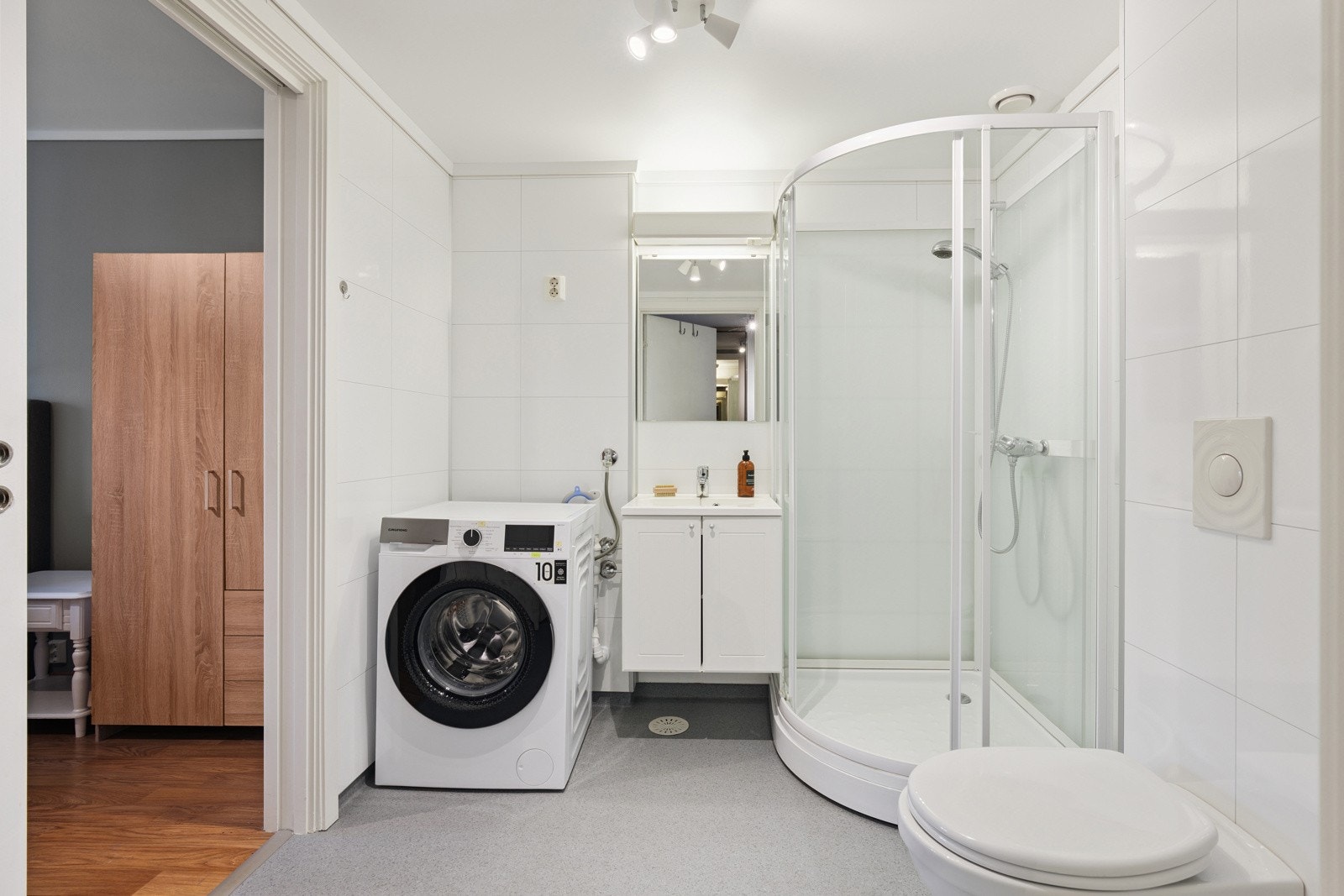 Bad/wc/vaskerom med opplegg for vaskemaskin Galleribilde