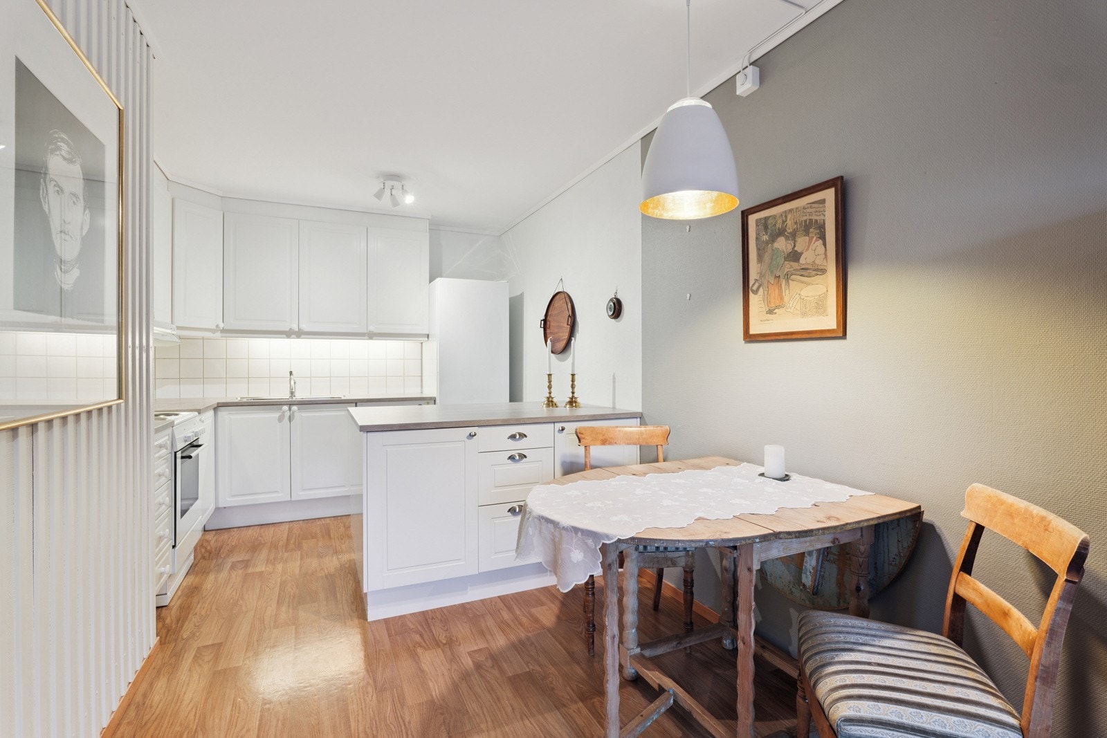 Kjøkken med in kjøkkenøy! Den gir rikelig med ekstra skapplass Galleribilde