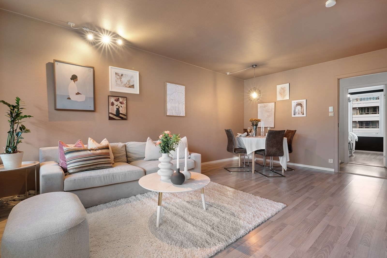 - Her har du god plass til sofagruppe og spisebord i hver sin naturlige sone - Galleribilde