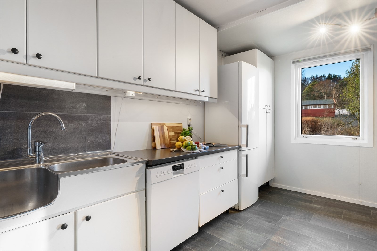 - Rikelig med skap- og benkeplass til glede for kokken - Galleribilde