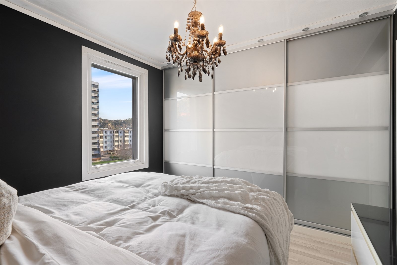 - Hovedsoverommet måler 12m². Merk romslig skyvedørsgarderobe langs hele den ene veggen - Galleribilde