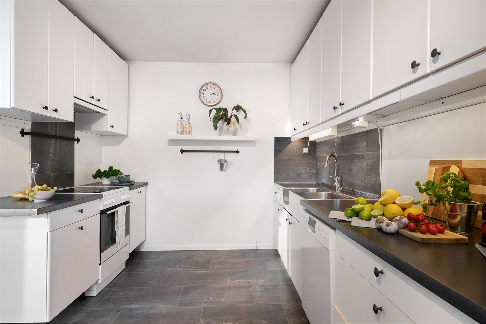 - Tidløs innredning med slette fronter og benkeplate i laminat - Galleribilde