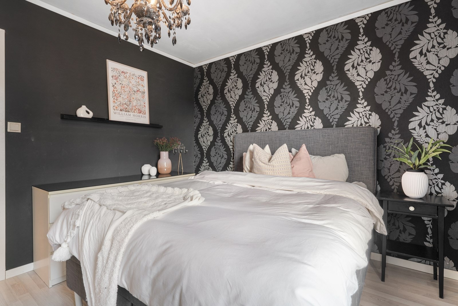 - God plass til dobbeltseng i ønsket størrelse samt øvrig møblement - Galleribilde