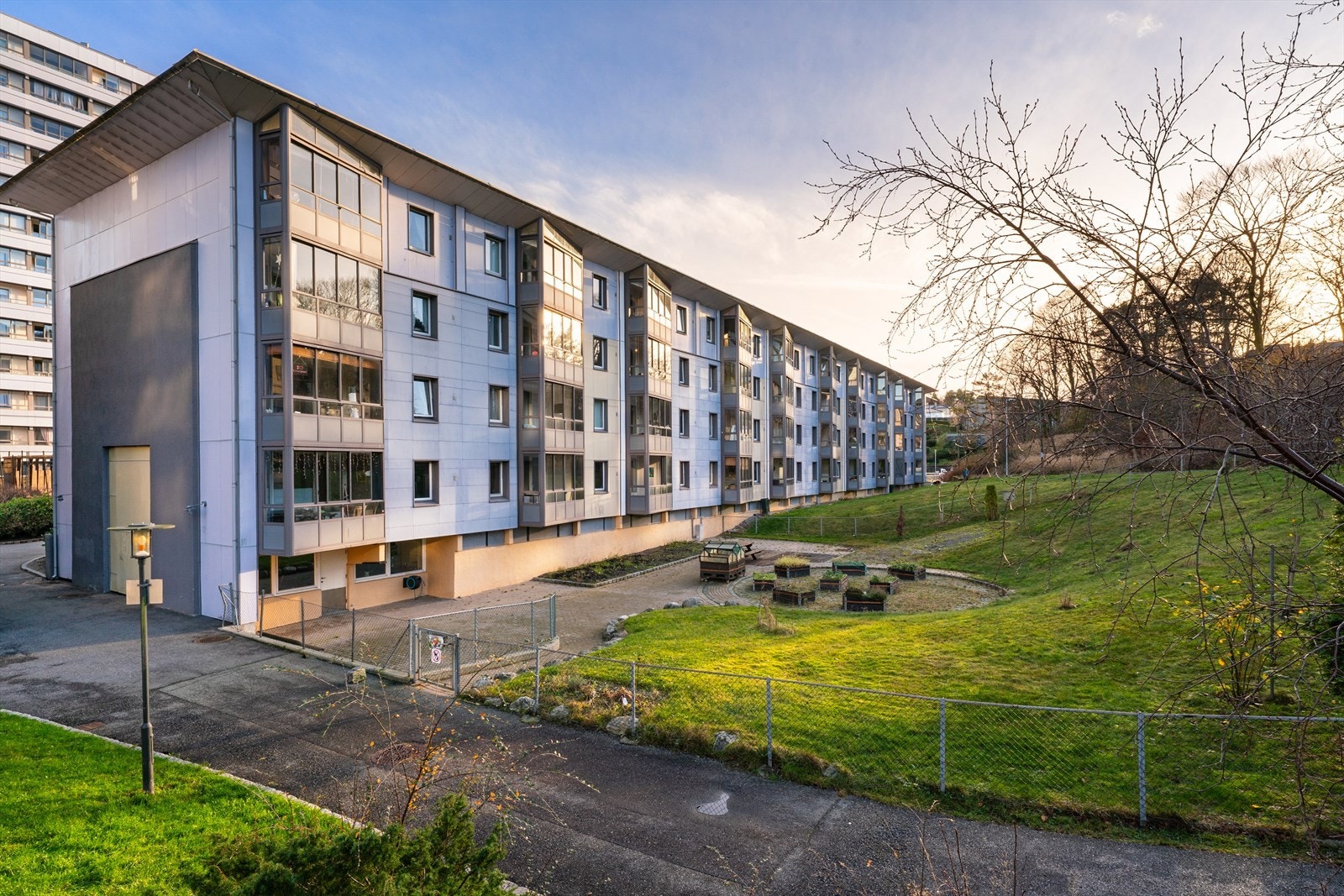 - Borettslagets fellesarealer er pent opparbeidet med lekeplasser, beplantning m.m. - Galleribilde