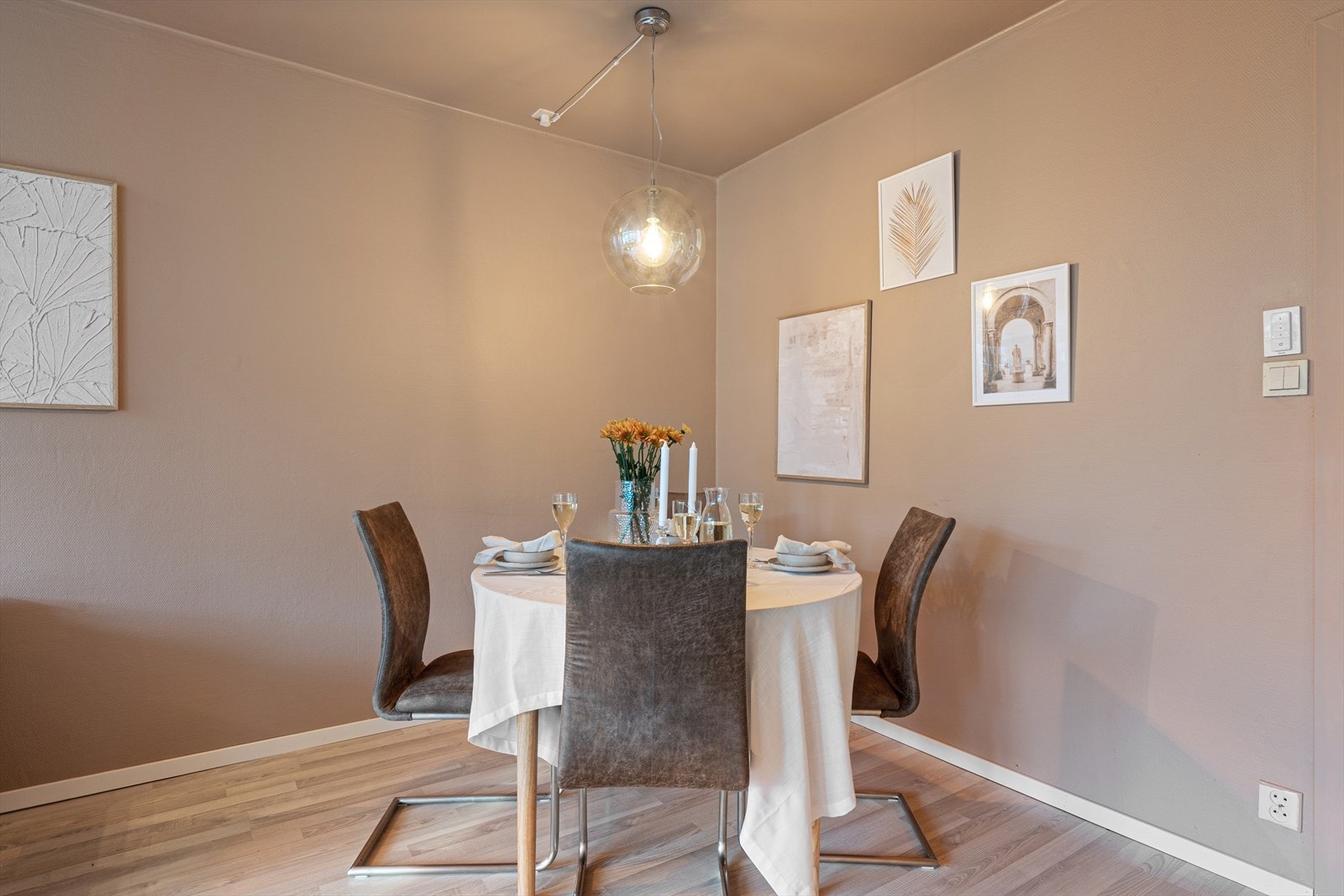 - Merk at vegger og tak er malt i samme, lune fargetone - Galleribilde