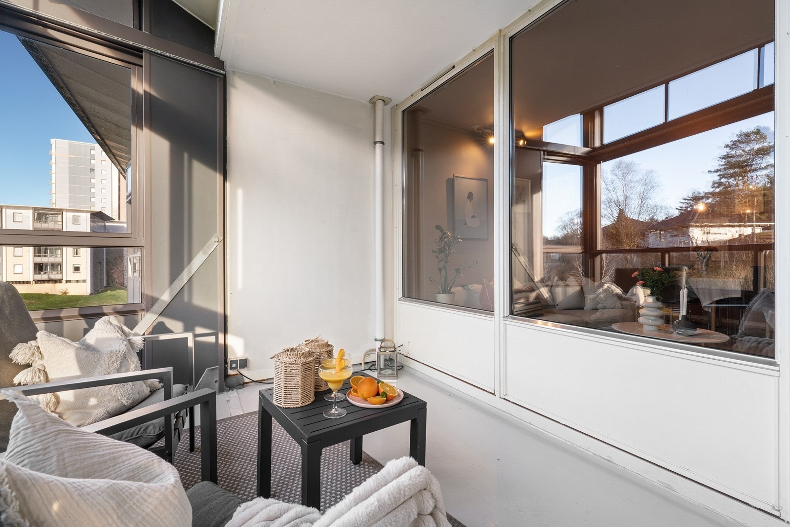 - Det at balkongen er innglasset gjør bruksmulighetene betraktelig større, og den kan nytes selv på regnfulle dager - Galleribilde