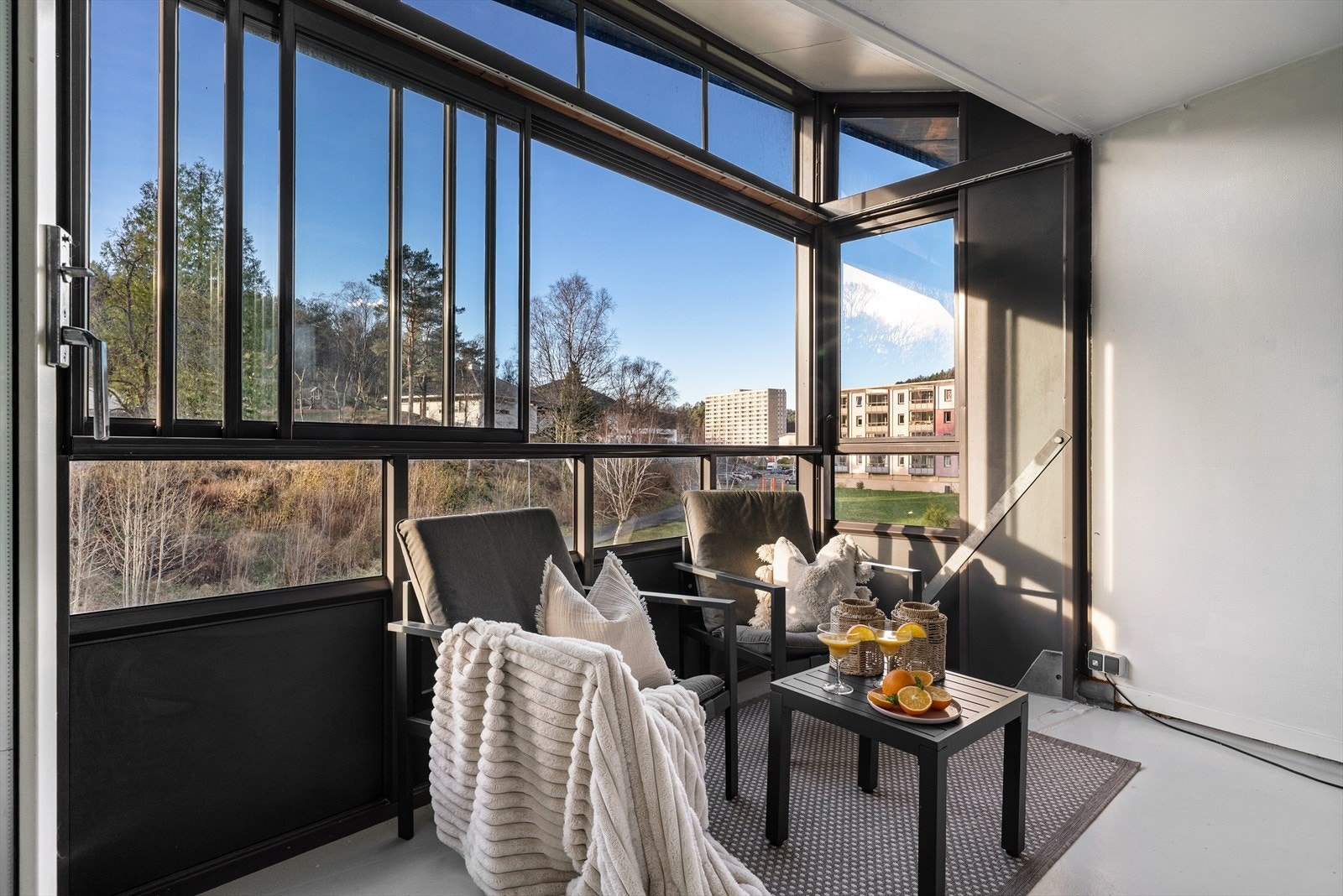 - Solrik innglasset balkong på 8m² - Galleribilde