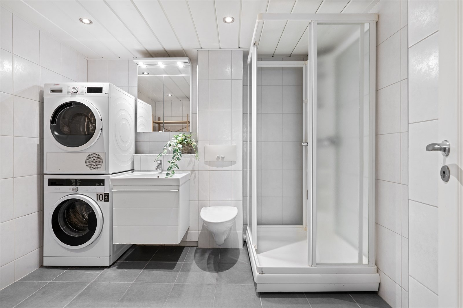 - Innredet med servantmøbel, speilskap med belysning, vegghengt toalett og dusjkabinett. Merk også opplegg og god plass til både vaskemaskin og tørketrommel - Galleribilde