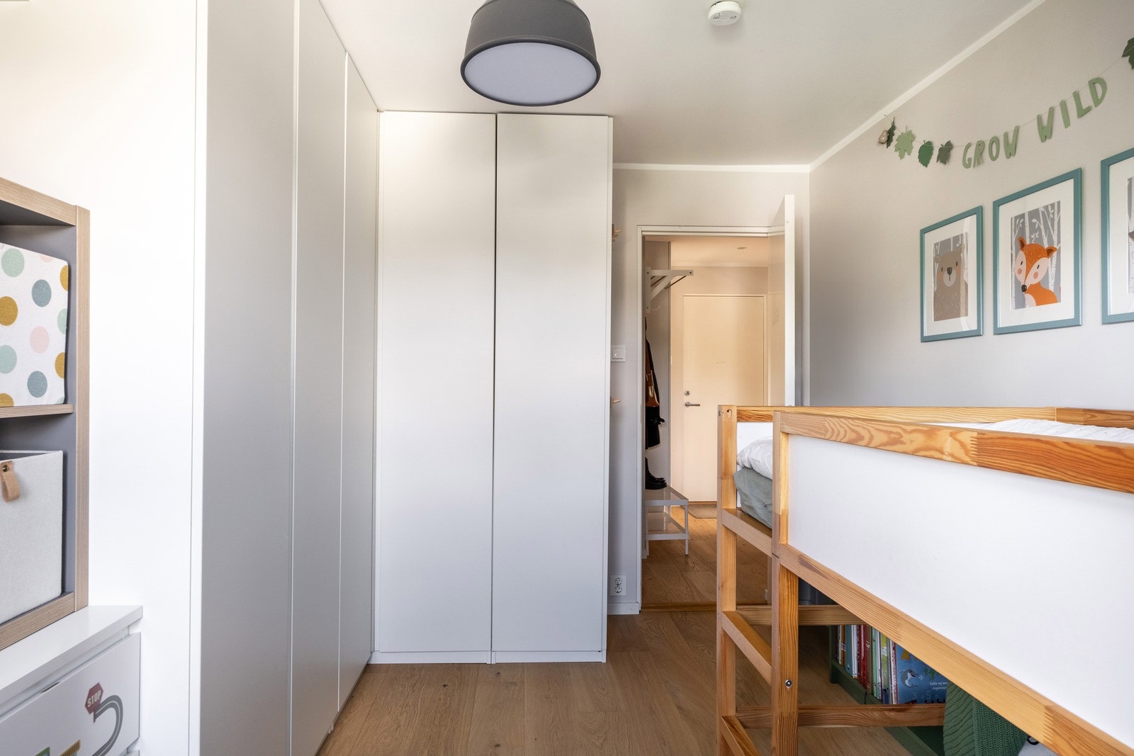 Medfølgende garderobeskap. Galleribilde