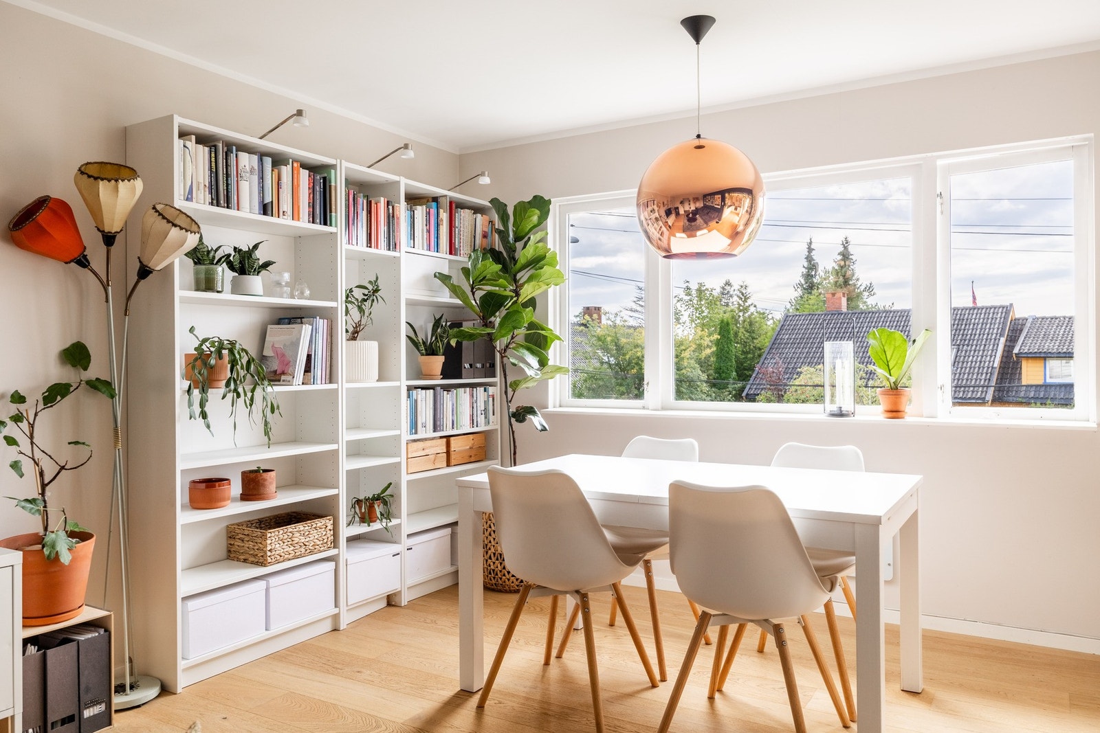 Store vindusflater slipper inn rikelig med naturlig lys. Galleribilde