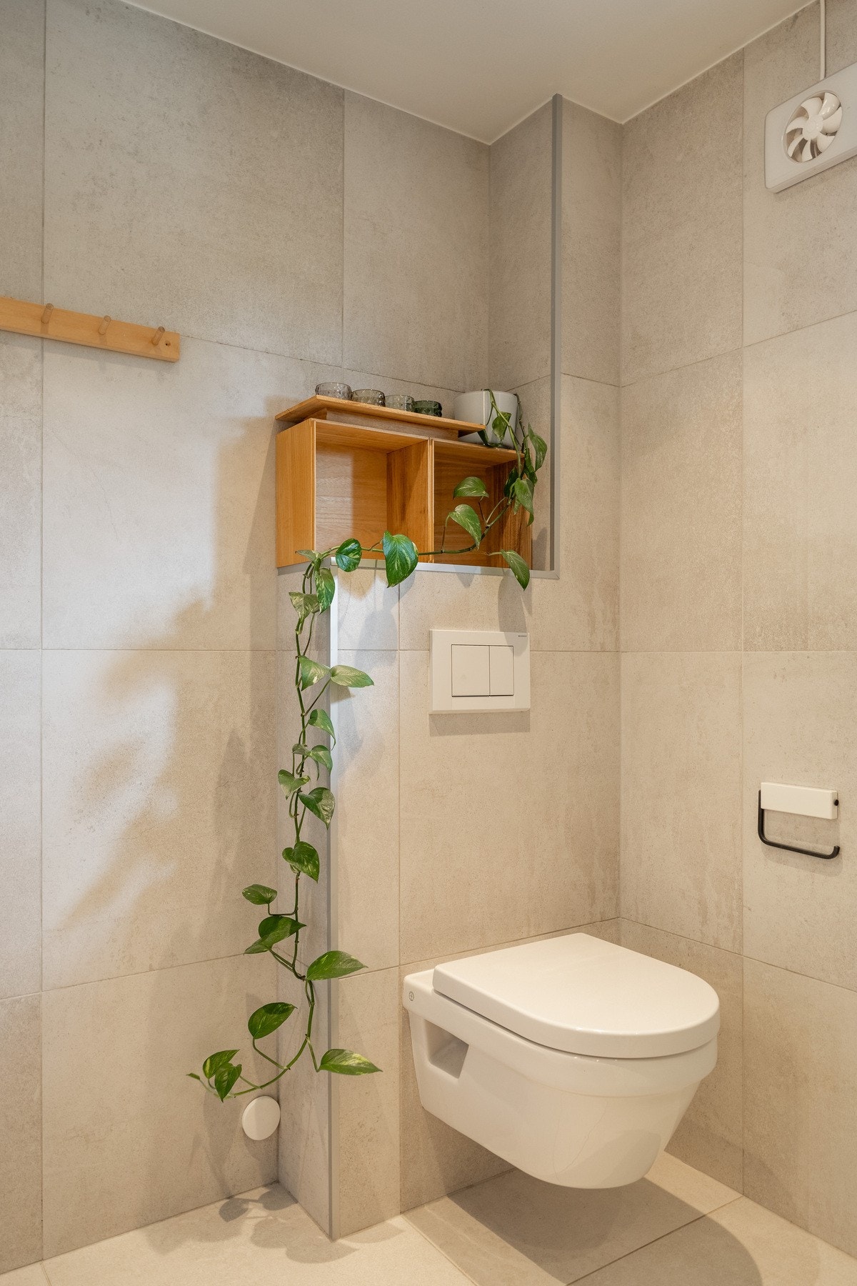 Badet har gulvvarme og malt himling med downlights. Galleribilde