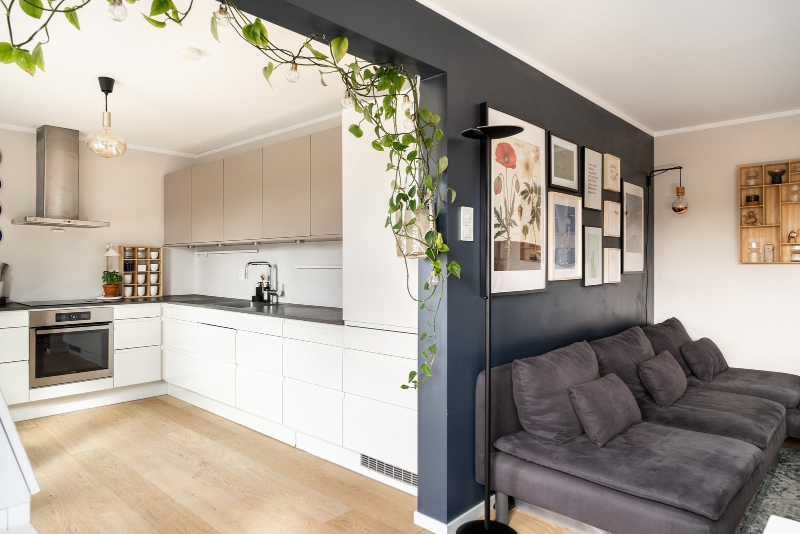 Sosial åpen løsning mellom stuen og kjøkkenet gir et praktisk allrom. Galleribilde