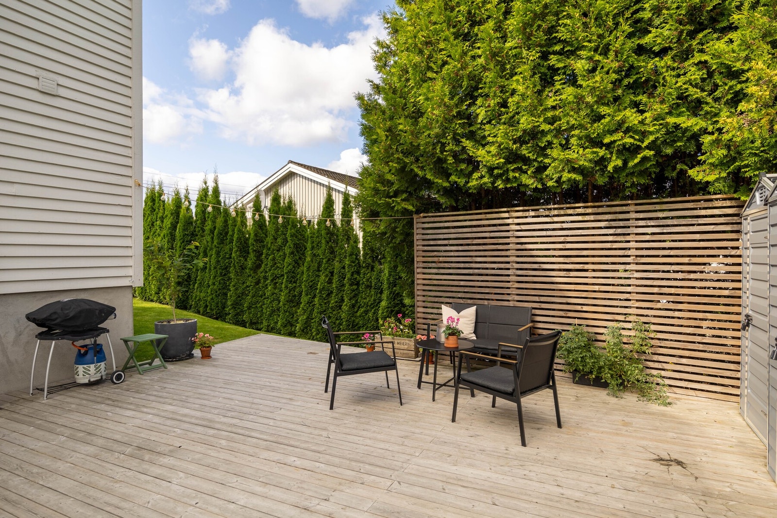 Sameiet har et koselig fellesområde med hage og platting. Galleribilde