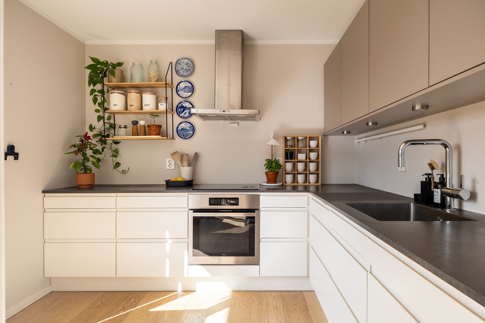 Moderne HTH-kjøkken fra 2016 med integrerte hvitevarer. Galleribilde