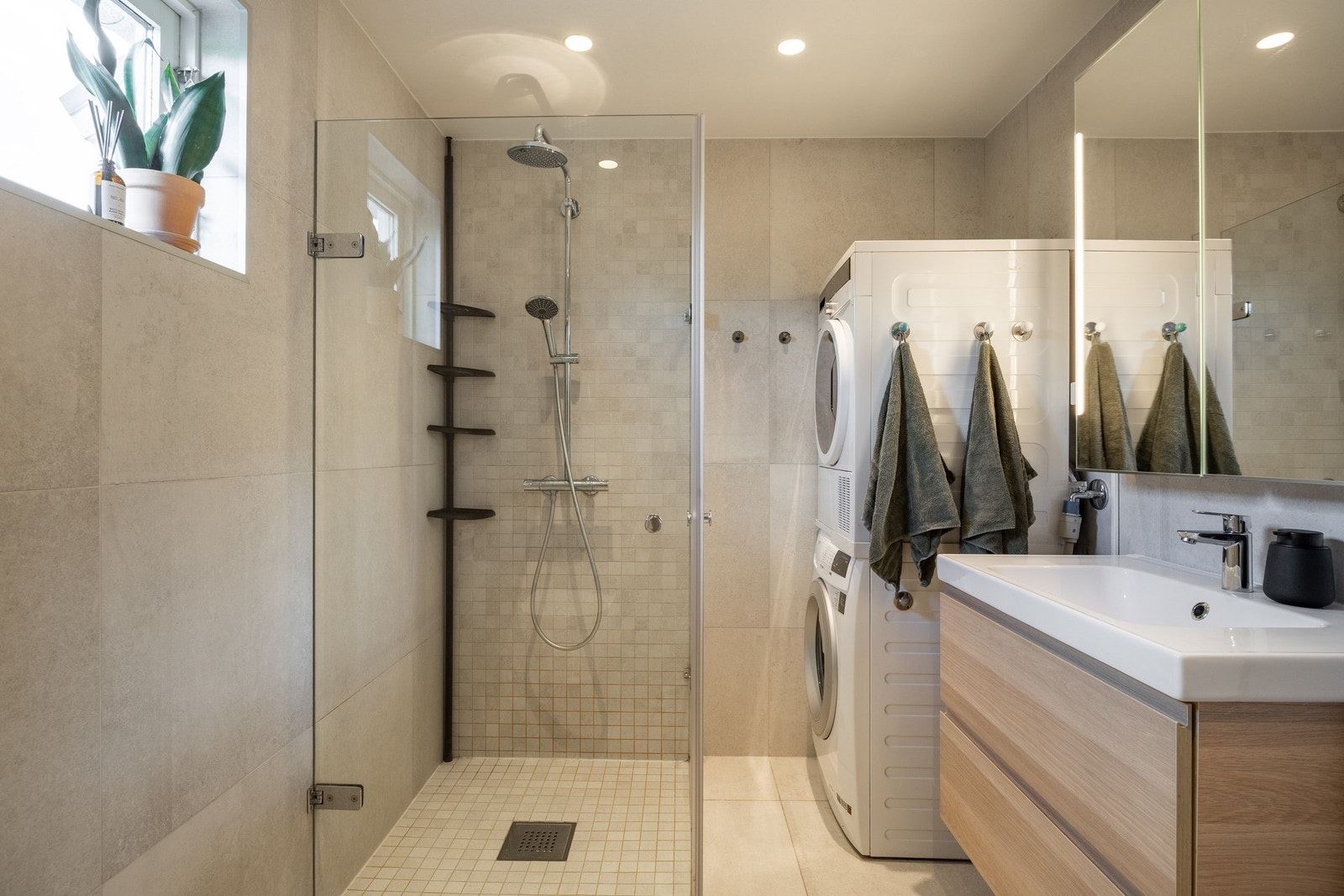 Videre har man et helfliset bad fra 2016. Galleribilde