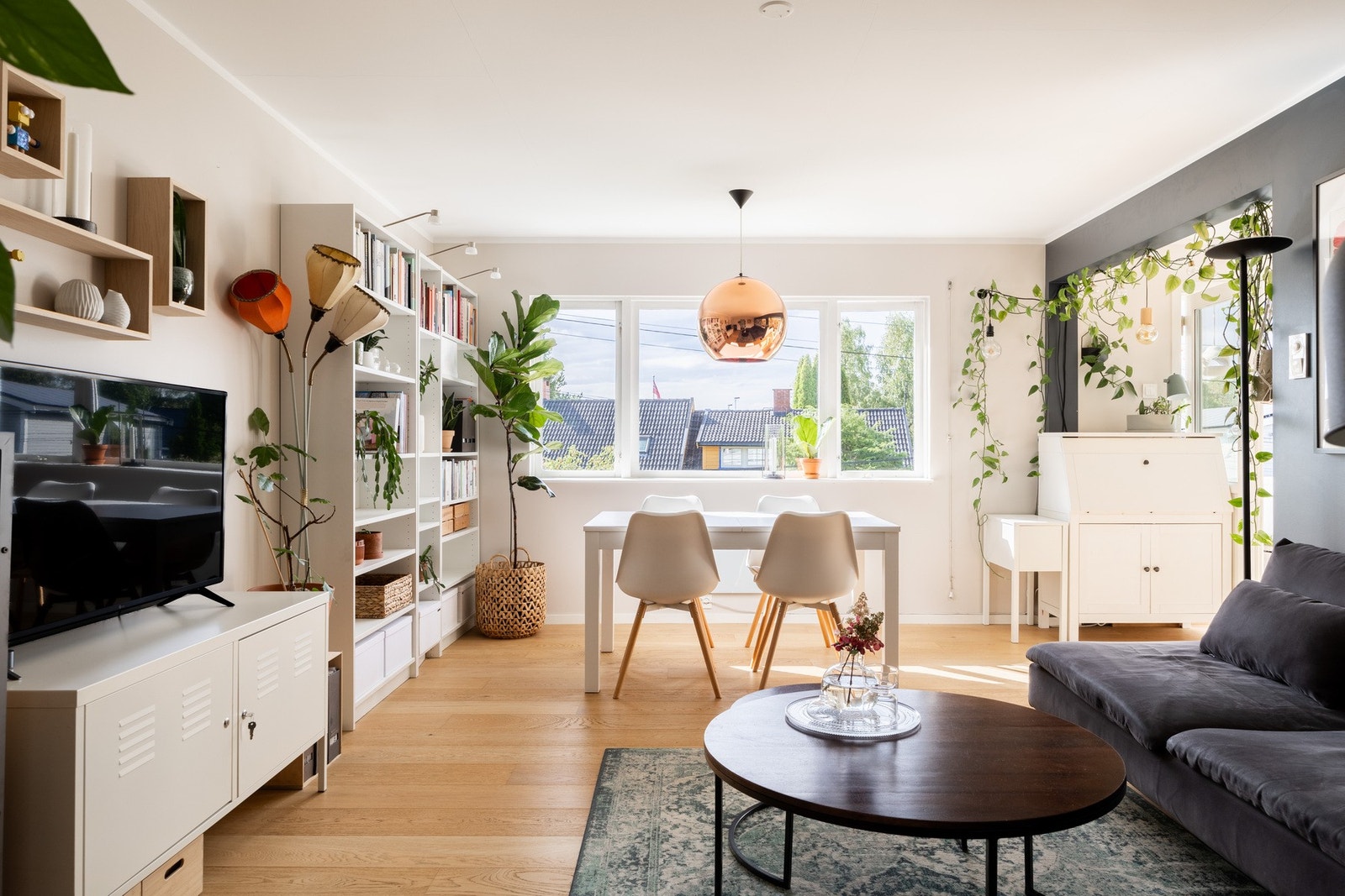 Leiligheten er lys og innbydende. Galleribilde