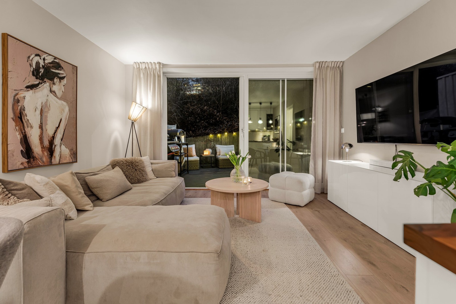 God takhøyde og store vindusflater ut mot markterrassen Galleribilde