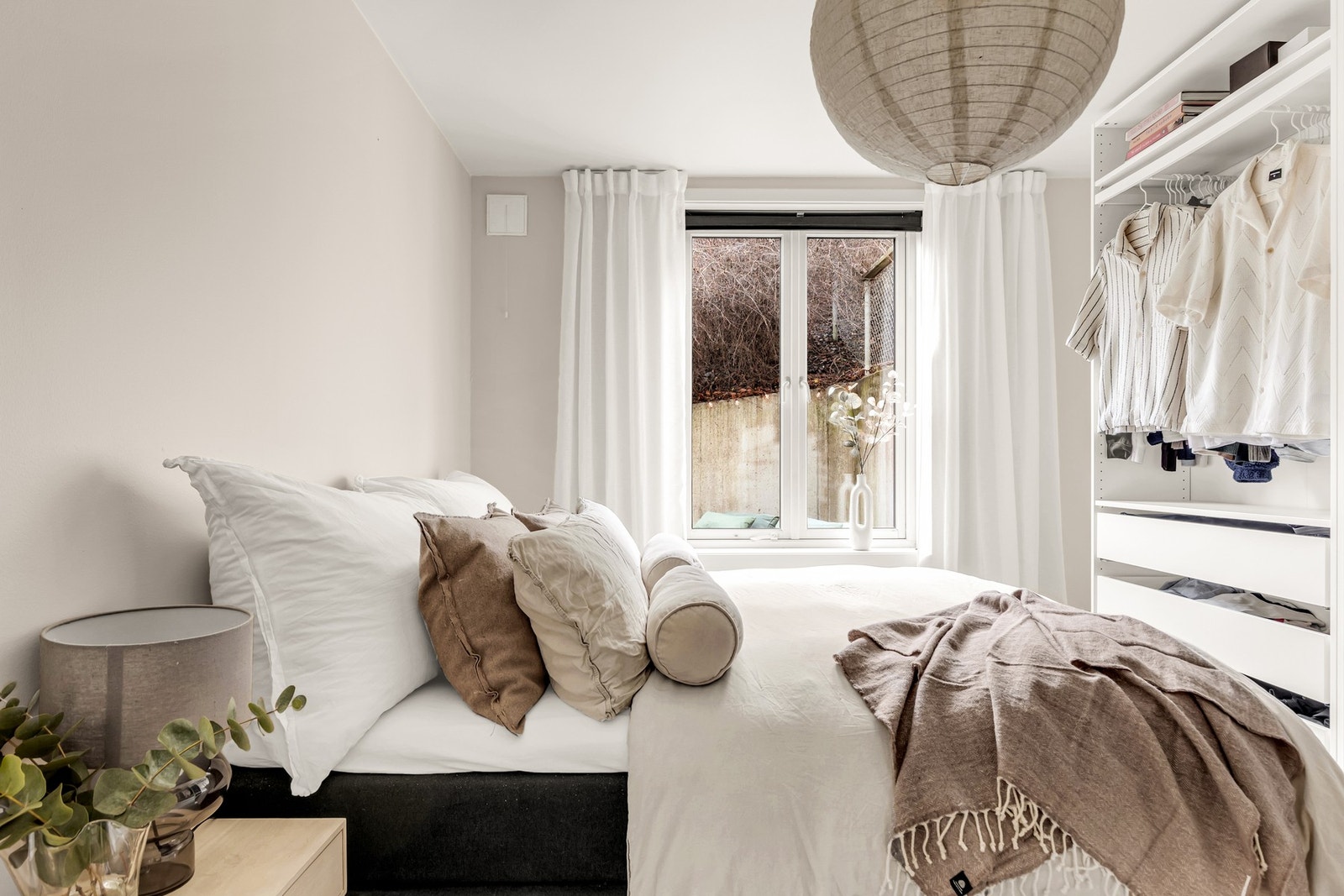 Lunt og godt soverom med gode garderobemuligheter Galleribilde