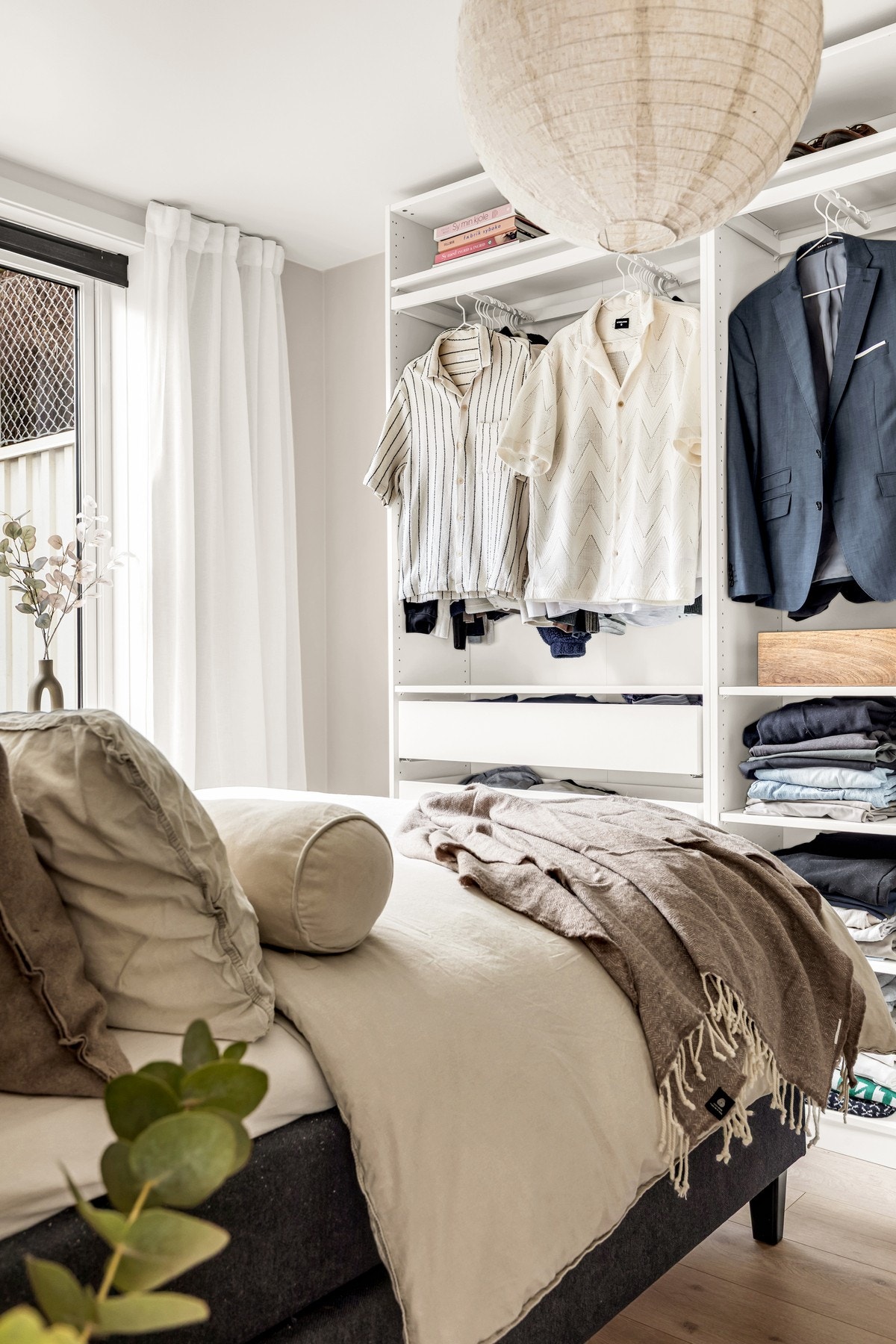 Delikat soverom med tilhørende bad Galleribilde