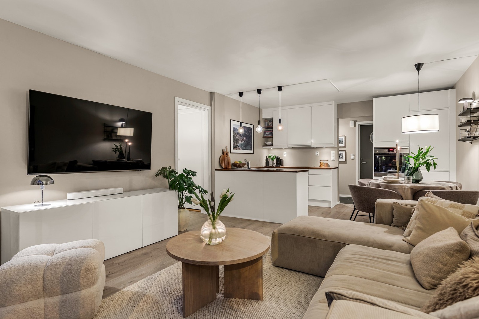 Leiligheten fremstår som moderne med tidsriktige fargevalg Galleribilde