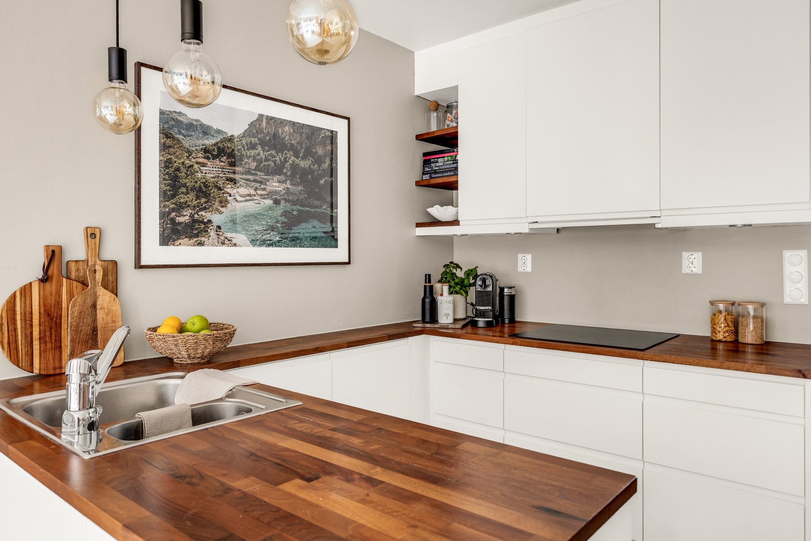 integrerte hvitevarer som platetopp, ny oppvaskmaskin,
komfyr og kjøl/frys Galleribilde