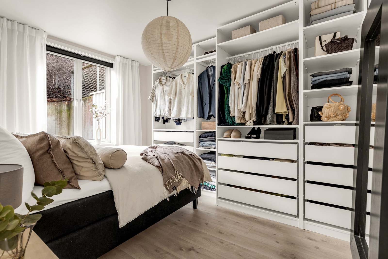 Soverommet har smarte garderobeløsninger Galleribilde