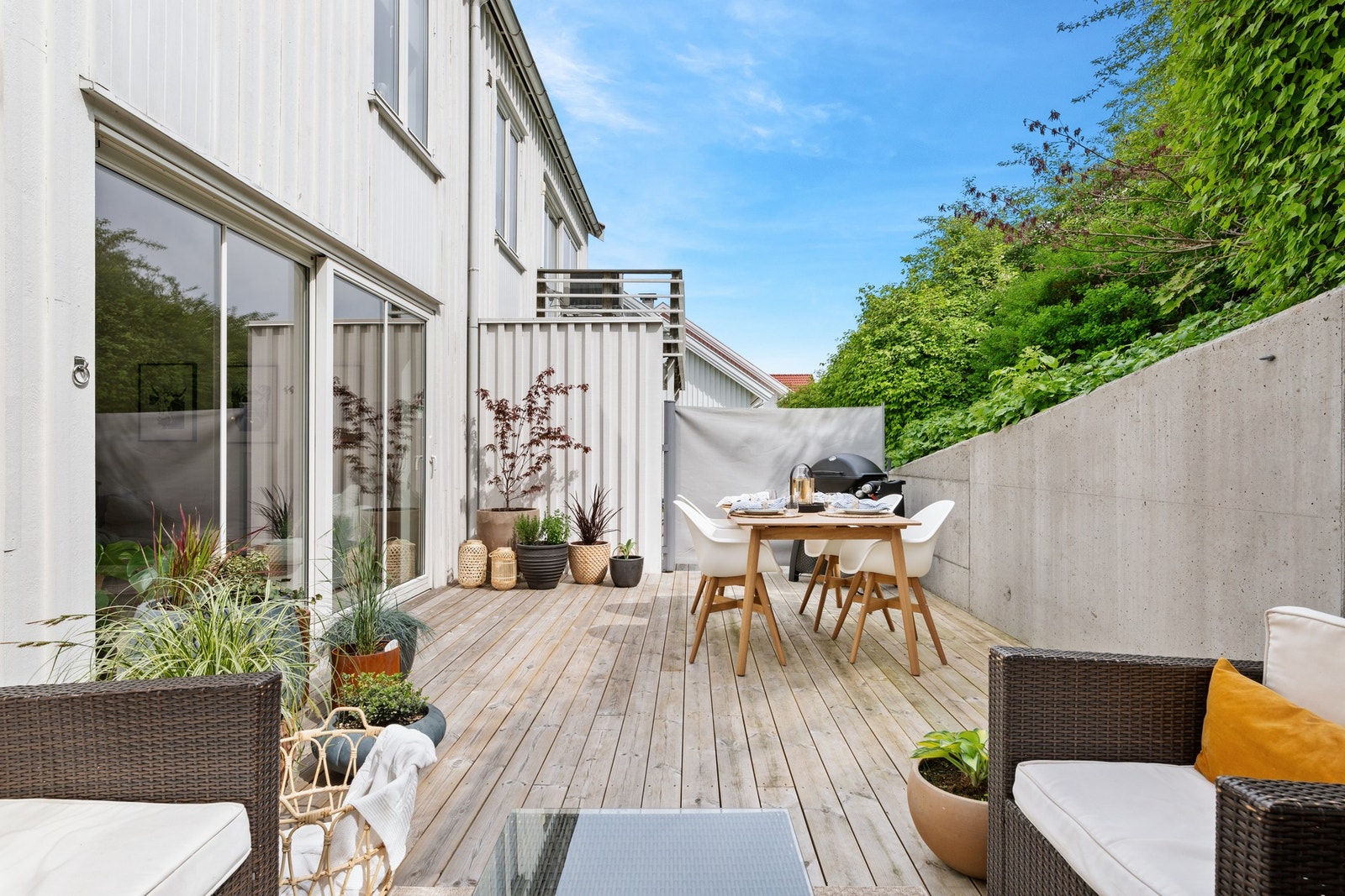Markterrassen på hele 28 kvm fremstår som en oase hvor man kan nyte sommeren Galleribilde