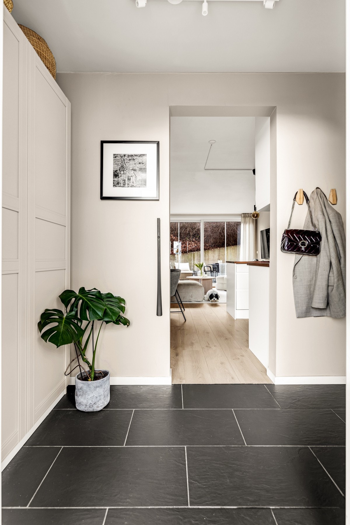 Flislagt entré med varme i gulv og godt med oppbevaringsmuligheter Galleribilde
