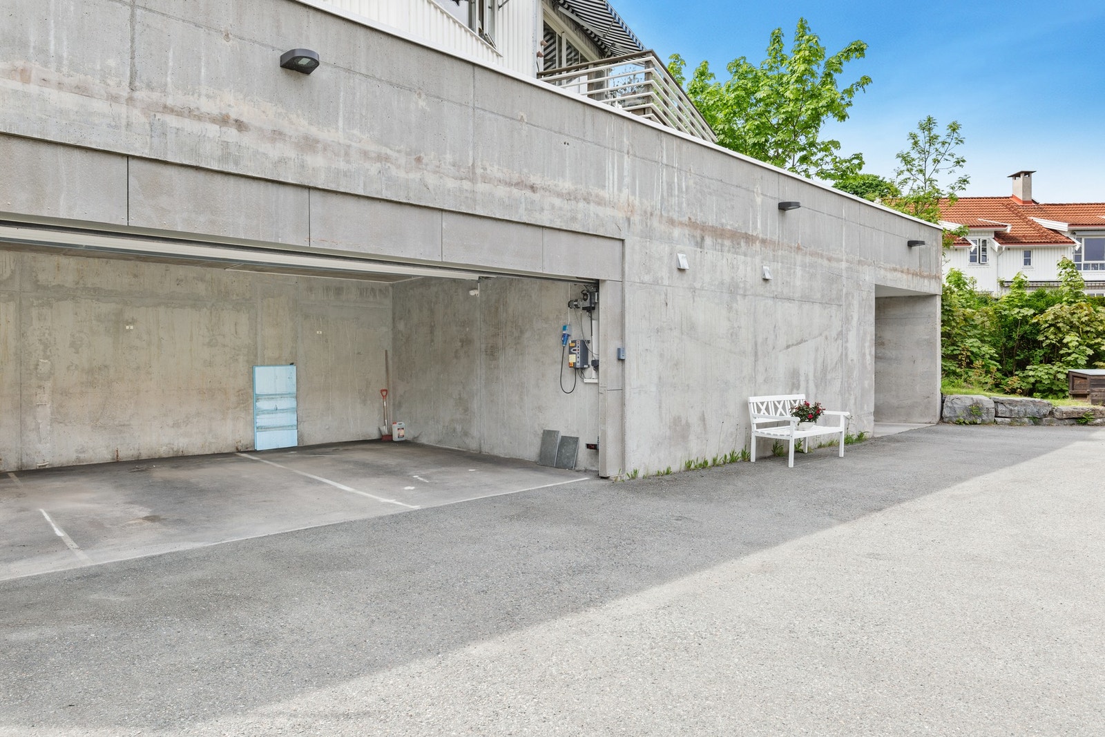 Garasjeplassen i midten følger med leiligheten. Utstyrt med elbillader. Galleribilde