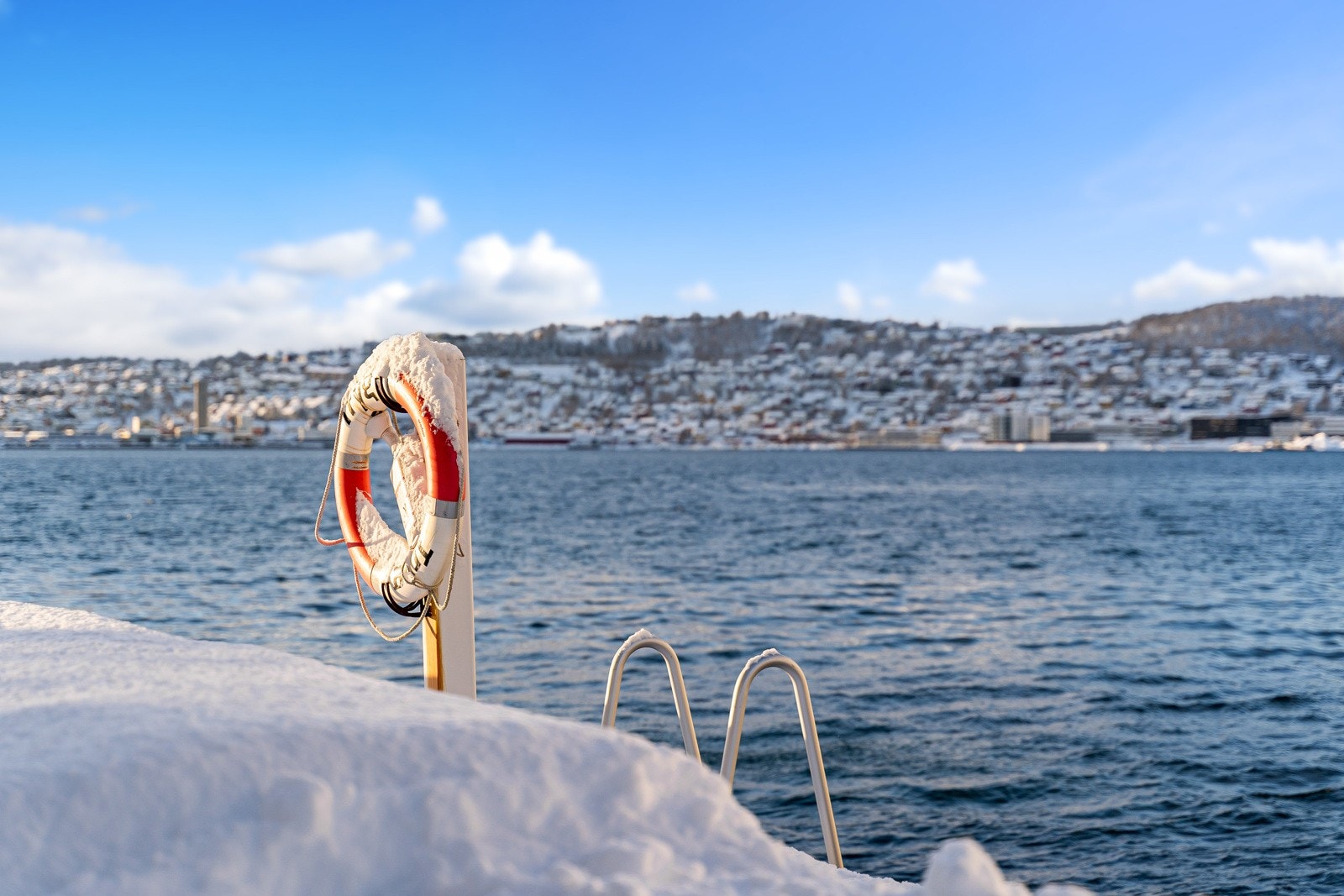 Nærmeste bussholdeplass ligger ca. 500 meter unna med hyppige avganger til bl.a. sentrum, alpinanlegg og UNN/UiT.
