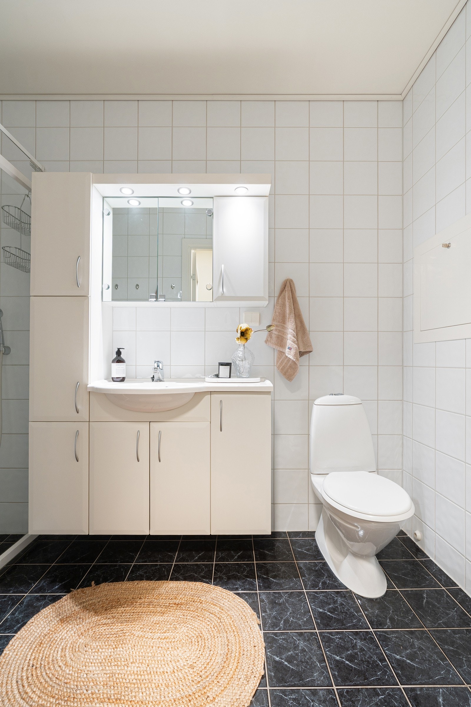 Komplett flislagt bad med vannbåren gulvvarme og lys baderomsinnredning med servant og speil med lys