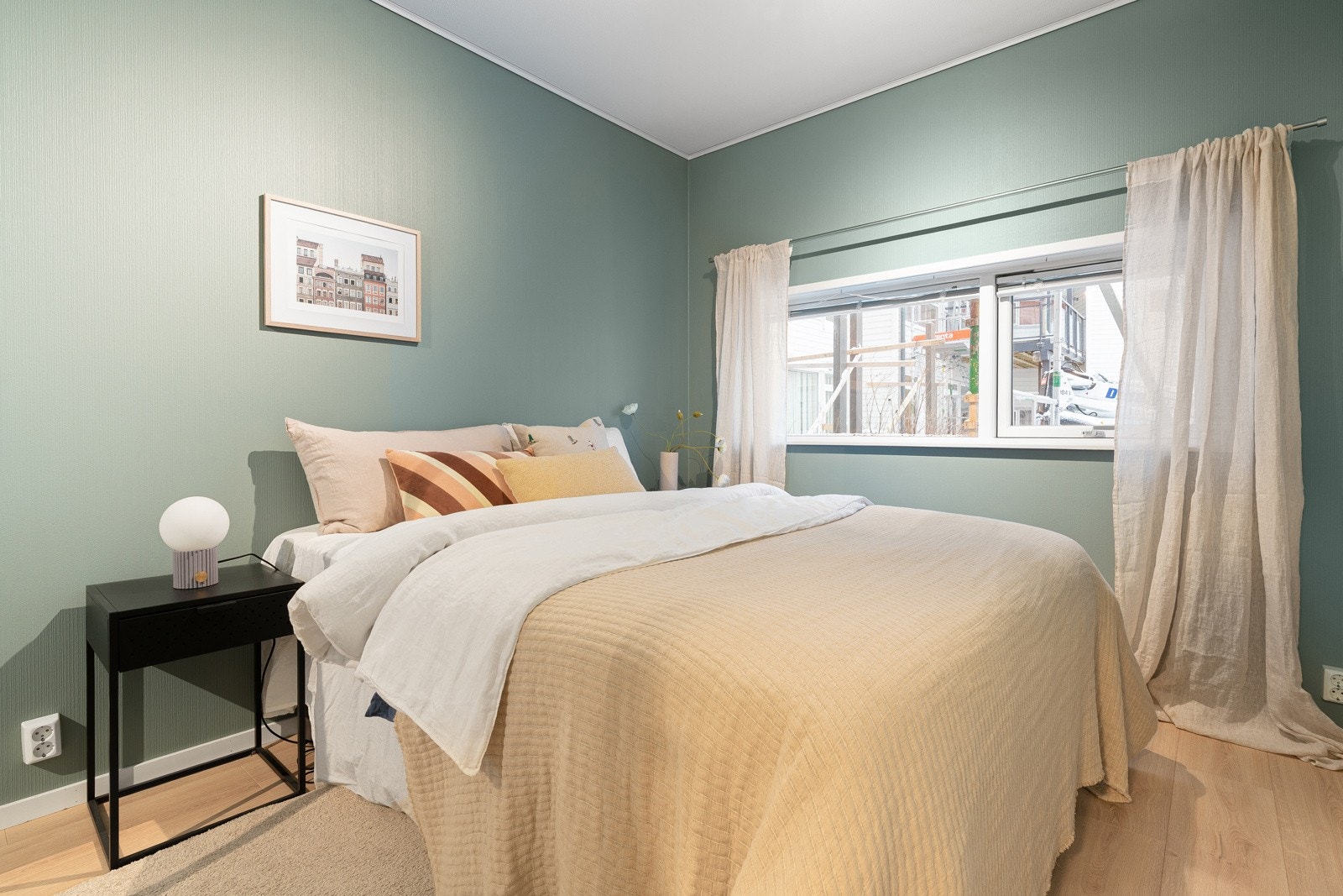 Boligen har to fine soverom. Hovedsoverom er av god størrelse og har god plass til stor seng og tilhørende nattbord.