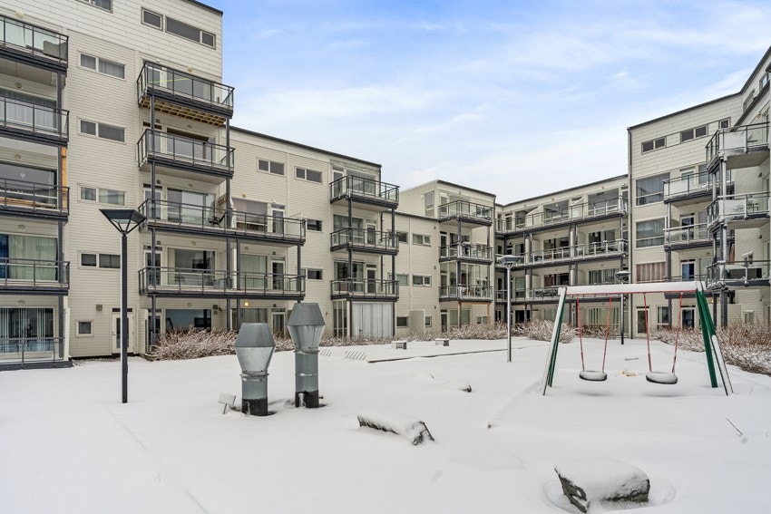 Sameiet har pent opparbeidet tomt med sittebenker og lekeplass for barna.