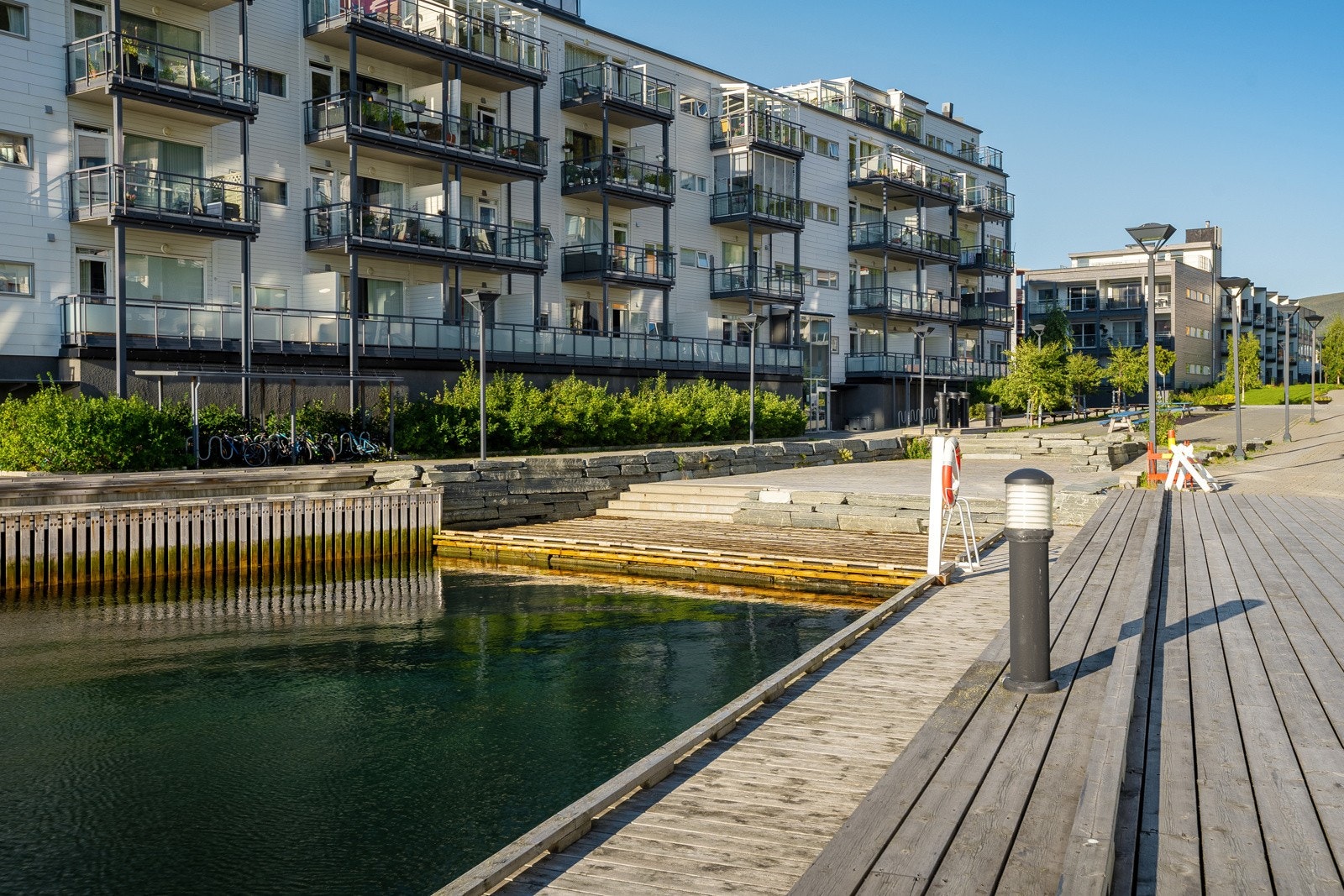 Havet er nærmeste nabo og området har en flott strand- og kaipromenade. Det er også ulike lekeplasser på området.