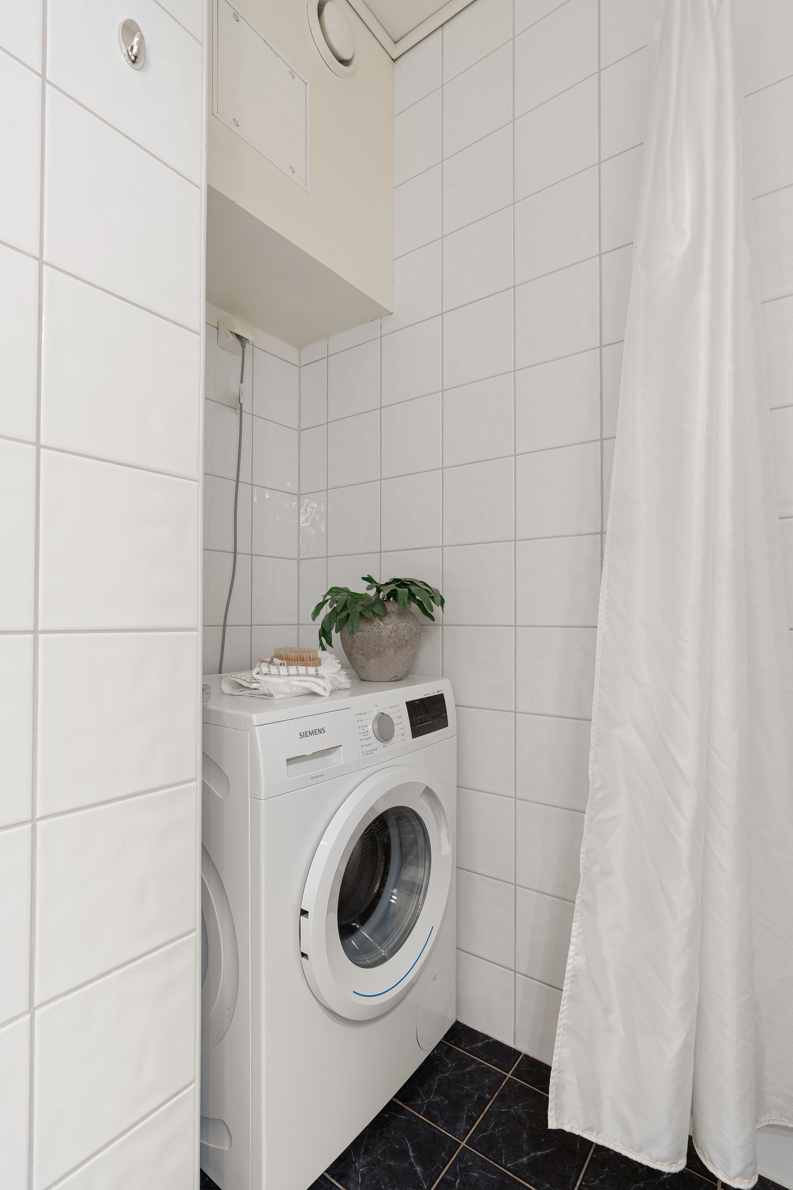 Det er opplegg for vaskemaskin på badet.