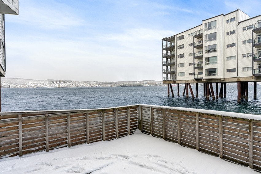 En stor, felles terrasse i sameiet med fin utsikt!