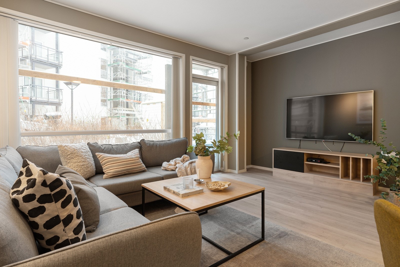 Leiligheten har garasjeplass og en stor terrasse på ca. 20 kvm som byr på herlige solforhold!