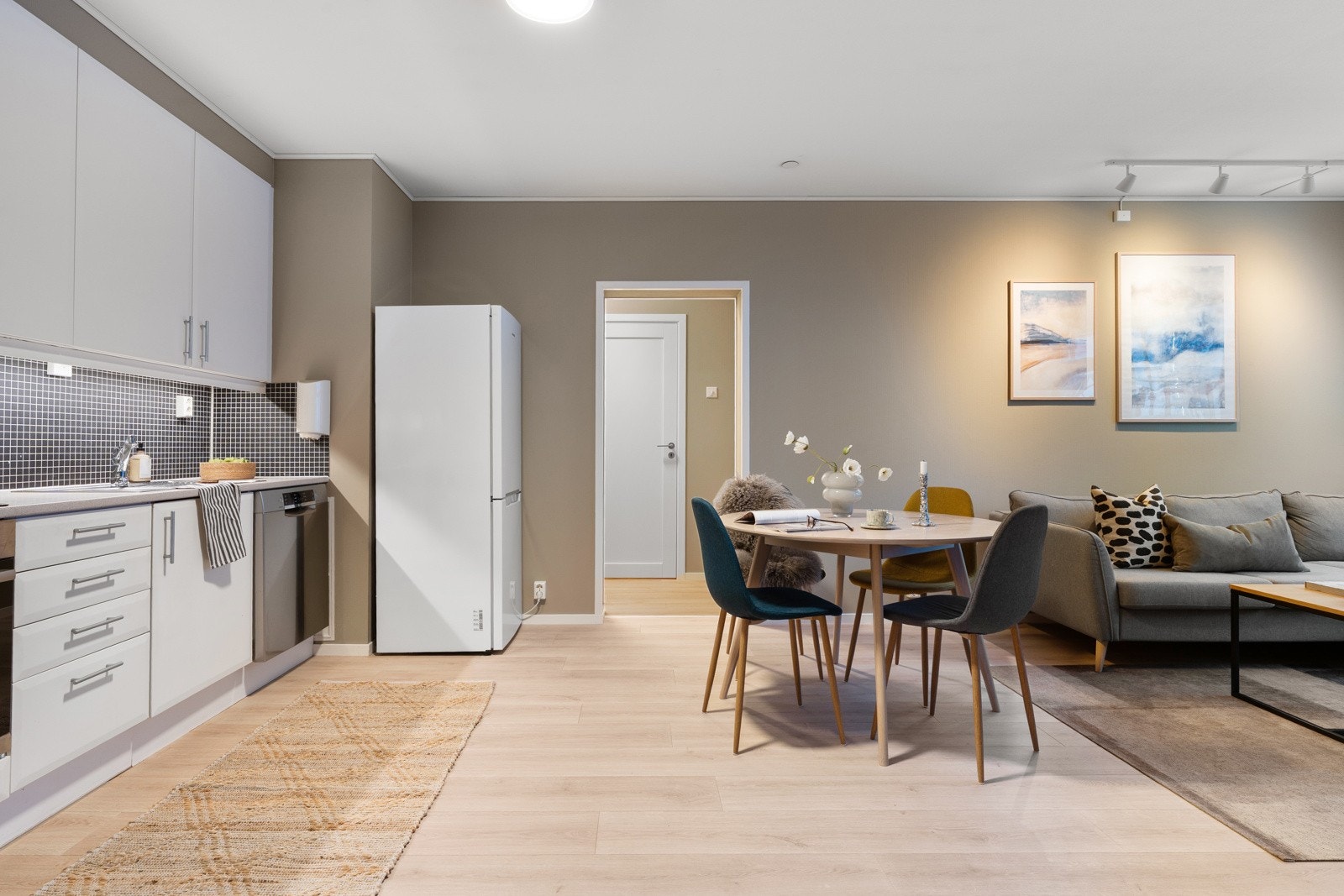 Det er åpen stue- og kjøkkenløsning som skaper en god romfølelse. Internett og vannbåren varme er inkl. i felleskostnadene!