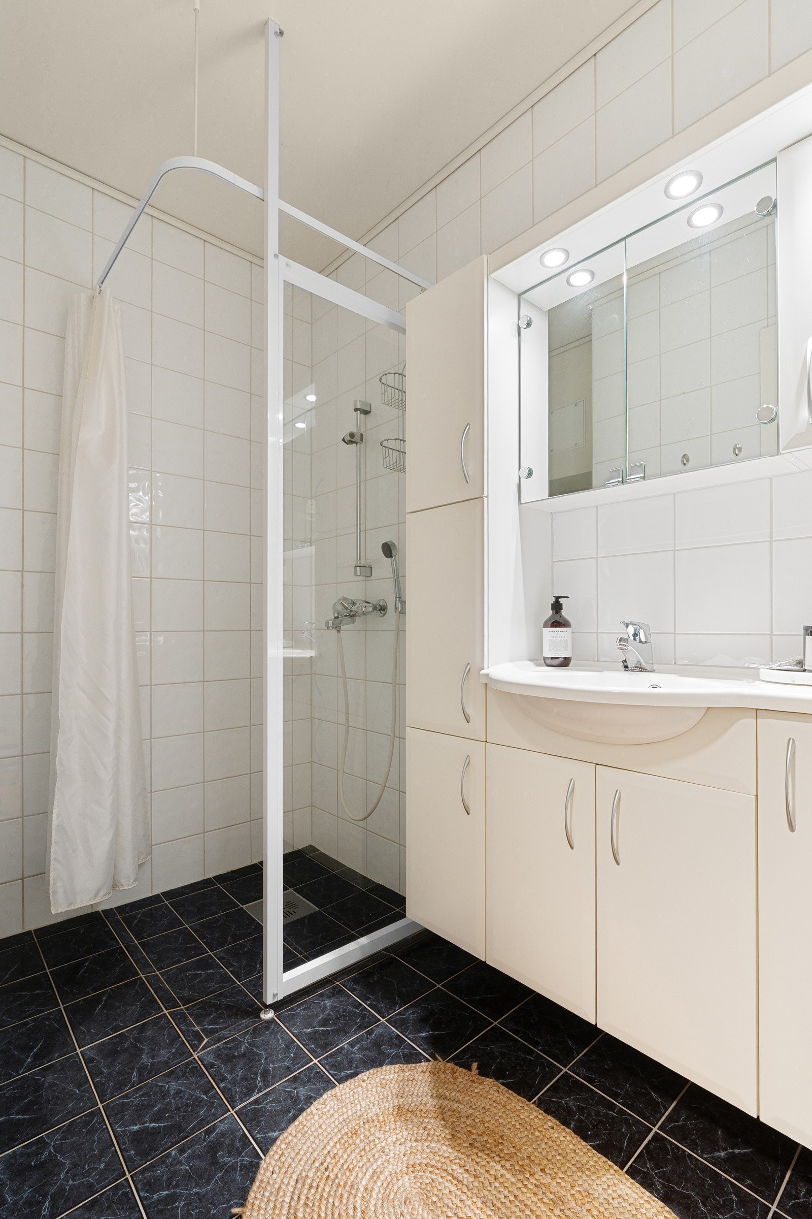 Dusjhjørne. Forbruk av varmtvann er inkludert i fellekostnadene!