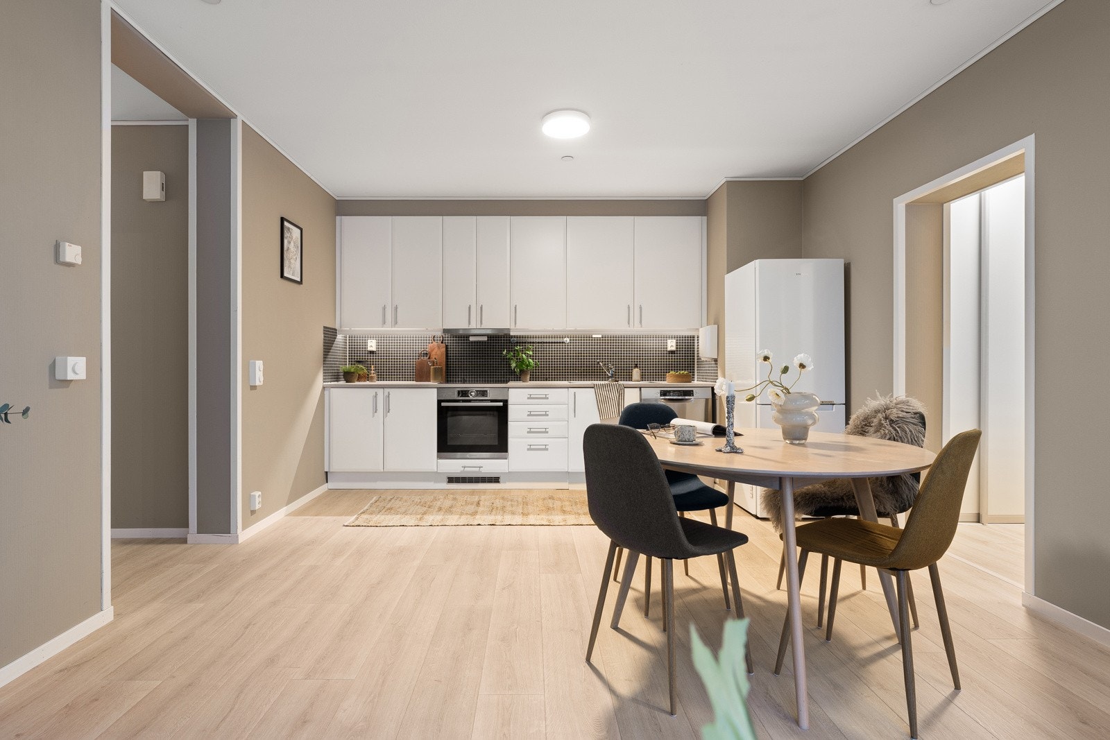 God planløsning som gjør det enkelt og møblere i flere soner. Spiseplassen har sin naturlige plass like ved kjøkkenet.