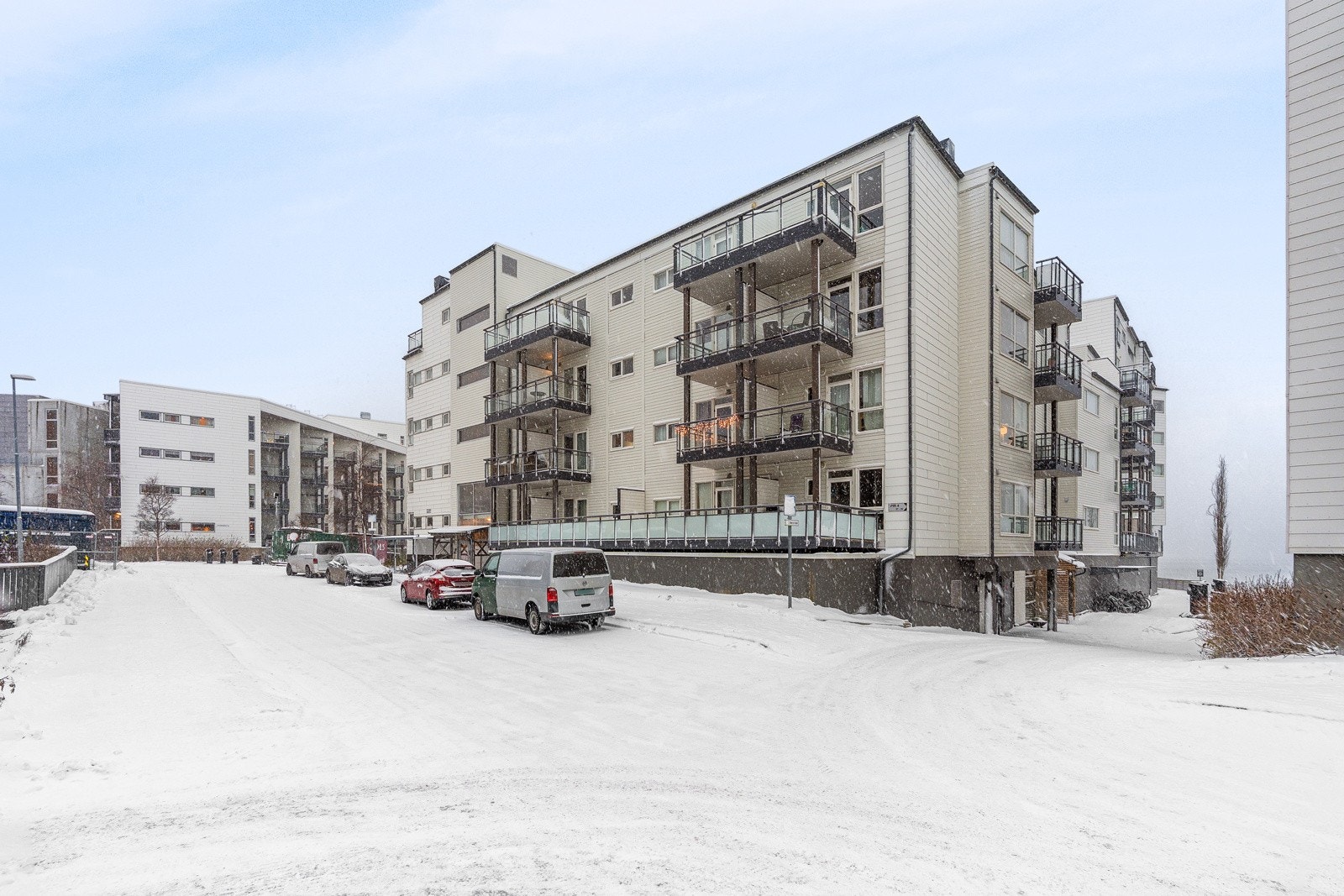 Det er felles gjesteparkering i Tomasjordnes.