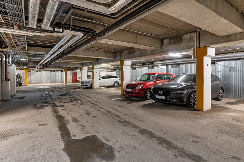 Parkering i felles garasjeanlegg, her er det tilrettelagt for oppkobling av el-billader.