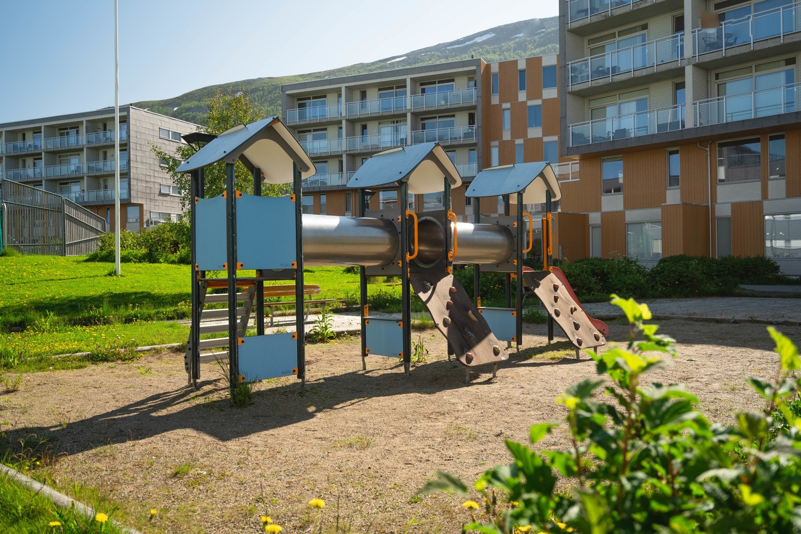 Nærområdet har fasiliteter som pizzarestaurant, dagligvarebutikk, treningssenter, strandområde, båthavn, park med tilhørende leke- og ballplasser.