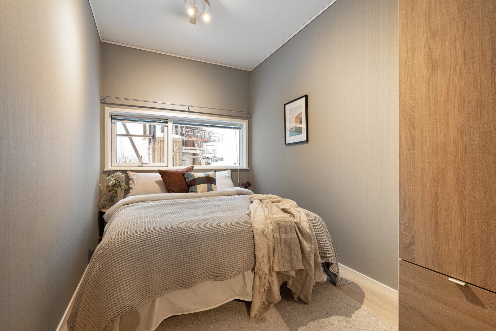 Soverom 2 er også av god størrelse og passer fint til gjesterom, barnerom eller kontor.